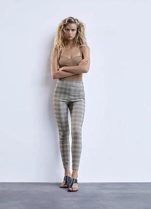Брюки брюки по фигуре в клетку zara