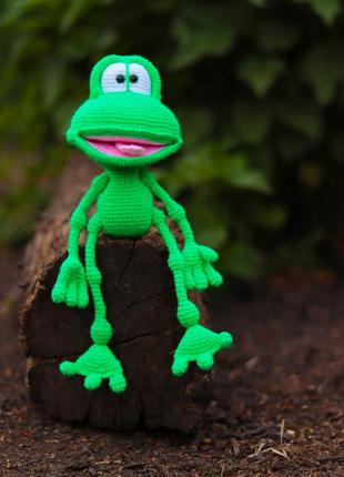 В'язана іграшка жабка, жабка амігурумі ручної робити, жабка в'язана гачком5 фото