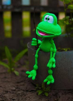 В'язана іграшка жабка, жабка амігурумі ручної робити, жабка в'язана гачком2 фото