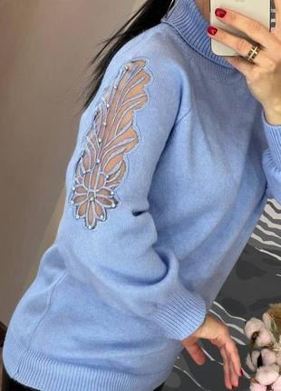 Свитер декорирован сеткой с жемчужинами на рукавах с высоким горлом5 фото