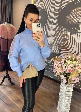 Свитер декорирован сеткой с жемчужинами на рукавах с высоким горлом2 фото