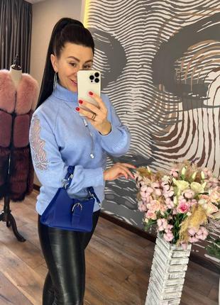 Свитер декорирован сеткой с жемчужинами на рукавах с высоким горлом6 фото