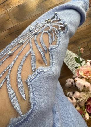 Свитер декорирован сеткой с жемчужинами на рукавах с высоким горлом4 фото