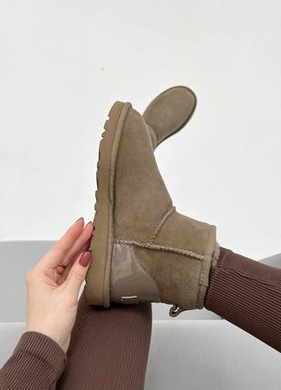 Натуральні замшеві уггі на овчині ugg mini brown premiun lacquer .