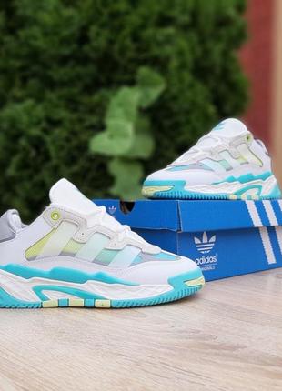Женские кроссовки adidas