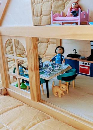 Кукольный домик деревянный с мебелью и счастливой семьей9 фото