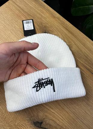 Біла шапка stussy