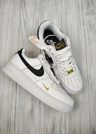 Жіночі кросівки nike bubblegum air force 1 low white black gold2 фото