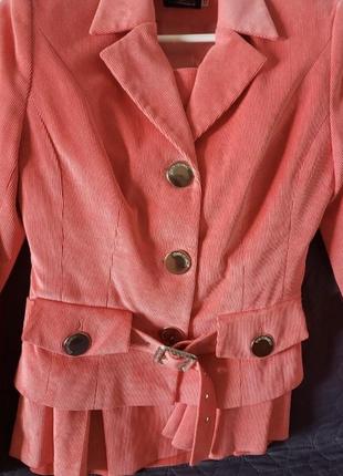 Коралловый костюм юбка пиджак с поясом5 фото