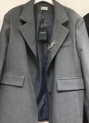 В наявності крутий та стильний піджак фірмовий вільний
