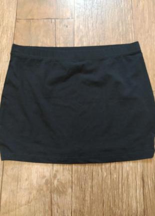Коротка чорна спідничка