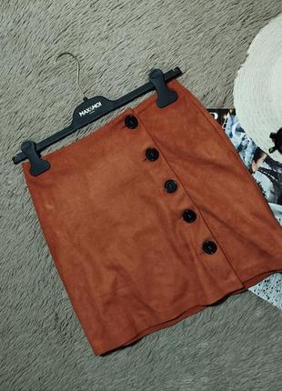 Крутая короткая замшевая юбка с пуговицами1 фото