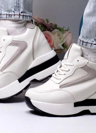 Білі снікерси жіночі на танкетці спортивні зі шнурівкою