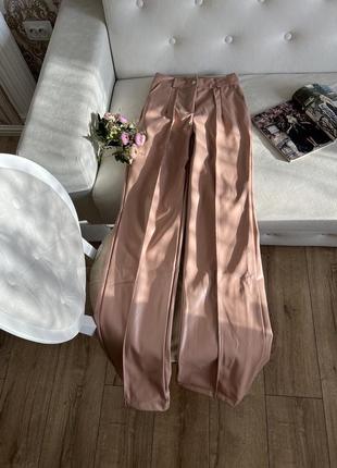 Пудровые брюки из экокожи1 фото