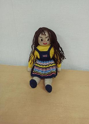 М'яка в'язана лялечка