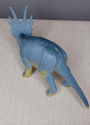 Яркая,красочная фигурка динозавр трицератопс3 фото