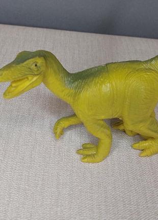 Яркая,красочная фигурка динозавр велоцираптор3 фото