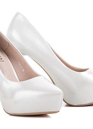 Жіночі ніжні білі туфлі classic white brilliant на високих підборах