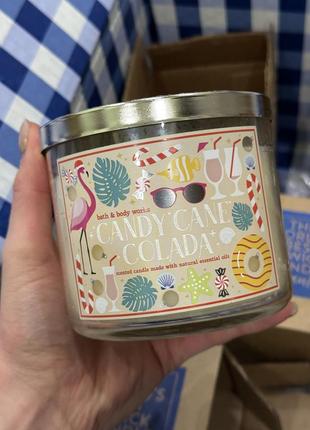 Парфюмированная свеча на 3 гноть candy cane colada от bath and body works