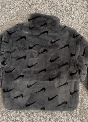 Плюшевая шуба куртка nike sportswear plush faux fur all over (оригинал)6 фото