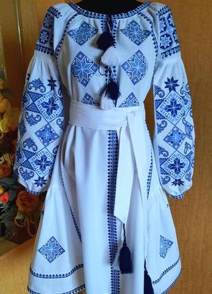 Женское вышитое платье