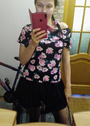 Футболка с фатином и открытым плечом