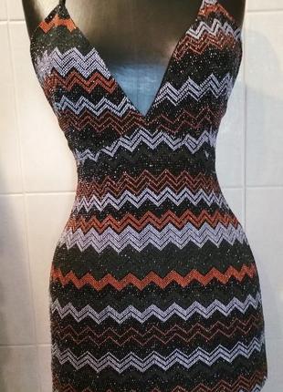 Красивое коктейльное платье облегающий силуэт с люрексом на тонких бретелях