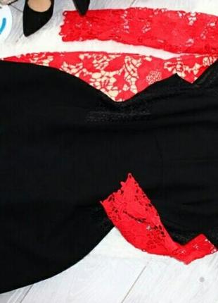 Черное платье с интересной спинкой.