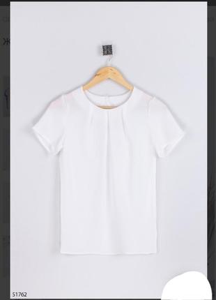 Стильна біла футболка нарядна блузка