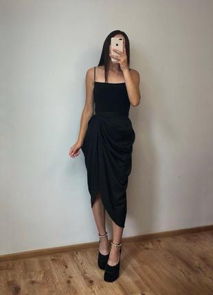 Чорна спідниця міді