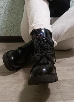 Женские черные кожаные ботинки tommy jeans1 фото