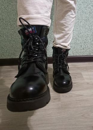 Женские черные кожаные ботинки tommy jeans2 фото
