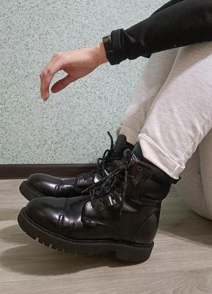 Женские черные кожаные ботинки tommy jeans3 фото