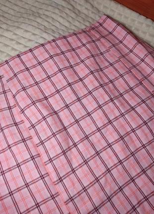 Розовая юбка у коетку с двома небольшими вырезами3 фото