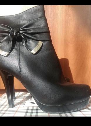 Чобітки, ботільйони, черевики 4