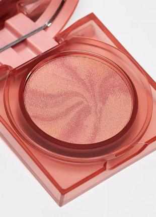 Рум'яна huda beauty glowish cheeky vegan blush powder (sassy saffron) 2.5 g