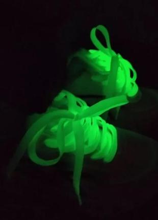 Флуоресцентные  шнурки 120 см. фликер на кроссовки кеды ботинки белые рефлективные светящиеся в темноте2 фото