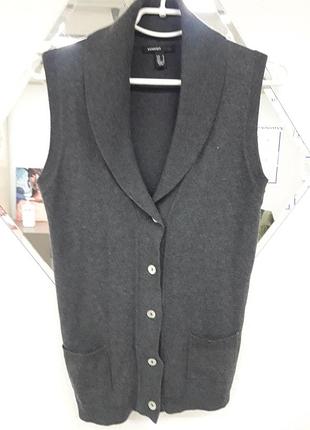 Фирменная вязаная безрукавка от mango на пуговицах с поясом и карманами