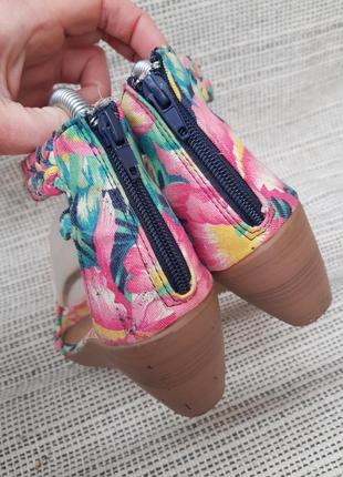 Барвисті яскраві різнокольорові босоніжки сандалі на танкетці 372 фото