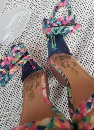 Барвисті яскраві різнокольорові босоніжки сандалі на танкетці 377 фото