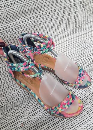 Барвисті яскраві різнокольорові босоніжки сандалі на танкетці 376 фото
