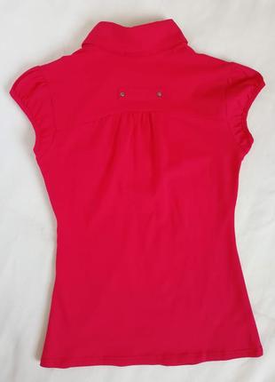 Базова червона футболка-поло з заклепками топ10 фото