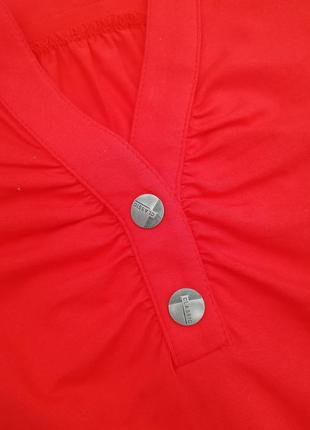 Базова червона футболка-поло з заклепками топ7 фото