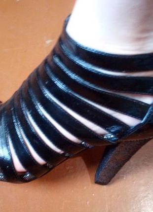 Лакові босоніжки