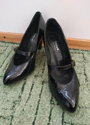 Черные лаковые туфли на каблуке1 фото