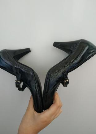 Черные лаковые туфли на каблуке3 фото
