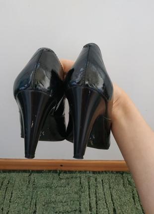 Черные лаковые туфли на каблуке4 фото