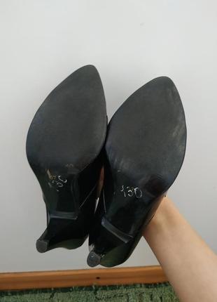 Черные лаковые туфли на каблуке5 фото