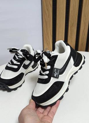 Стильные кроссовки