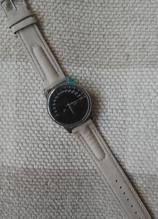 Оригинальные часы стилизованные под спидометр с бежевым ремешком